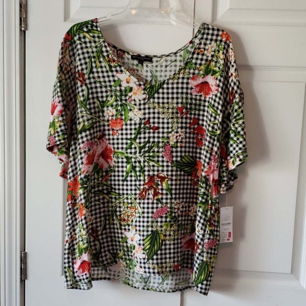 Floral ruffle sleeve top